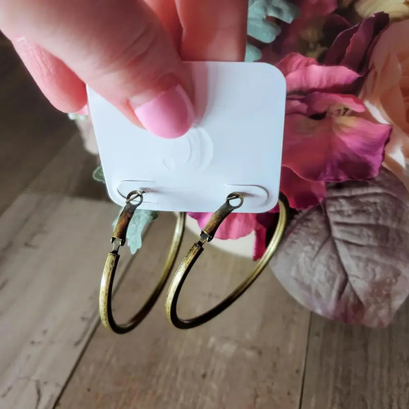 NWT Hypo Allergenic Gold Tone Fashion Hoop Earrings - Picture 14 of 16